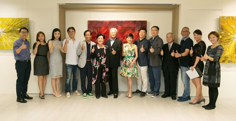 聚雲集團潘芳中董事長伉儷(左7、8)、心晴美術館執行長孫玉霞(右2)、參展藝術家司空祐(左5)及趙惠潤(左3)與韓國畫廊代表合照。後方牆上為司空祐韓紙作品。圖片提供:心晴美術館