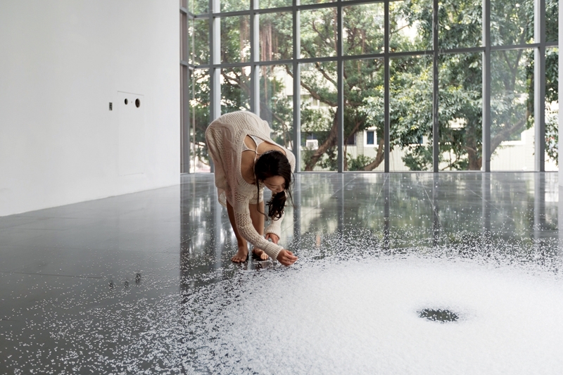 編舞家葉名樺於《一個人的美術館：寂靜敲門》展演現場。（攝影／黃湧恩，北師美術館提供）