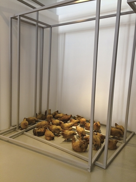 廣東藝術家有一種「走地雞」（放山雞）的精神，圖為段建宇作品《藝術雞》，原有100隻，因運輸和儲存問題導致的損壞，已所剩不多。攝影｜林琬娸