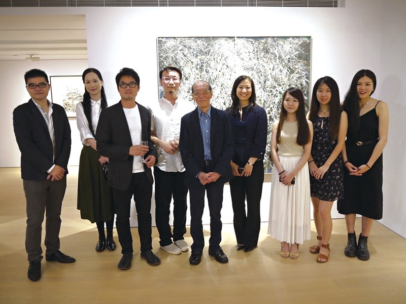左起為聯合策展人梁兆基、參展藝術家文鳳儀、甘志強、何冠廷、王無邪，藝倡畫廊負責人與聯合策展人金昌玲，參展藝術家卓家慧、張小黎及許開嬌，於7月6日「欲窮千里－後97香港水墨」開幕禮上。（藝倡畫廊提供）