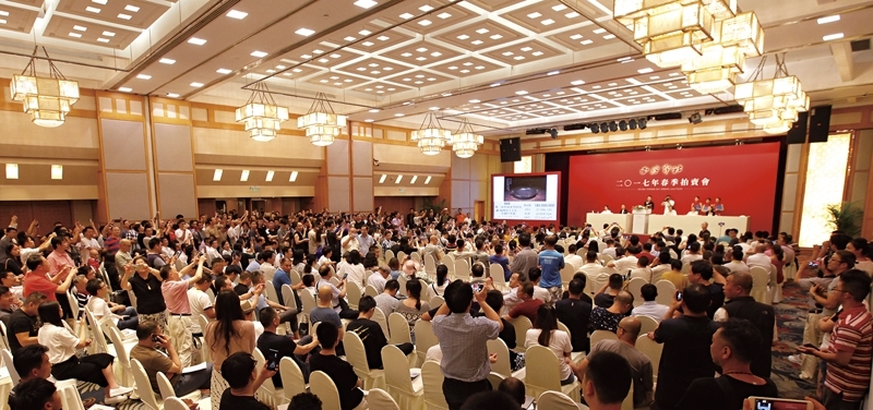 西泠2017春拍現場，近千人現場見證西周〈兮甲盤〉創紀錄成交。圖︱西泠拍賣