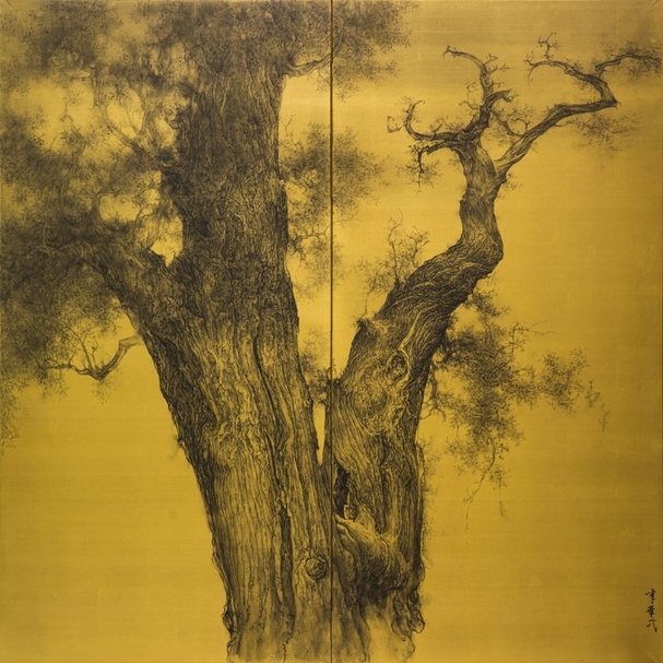李華弌2016 年作〈古柏〉,水墨、金箔地日式屏風,170.5×170.5公分。圖片提供:季豐軒畫廊