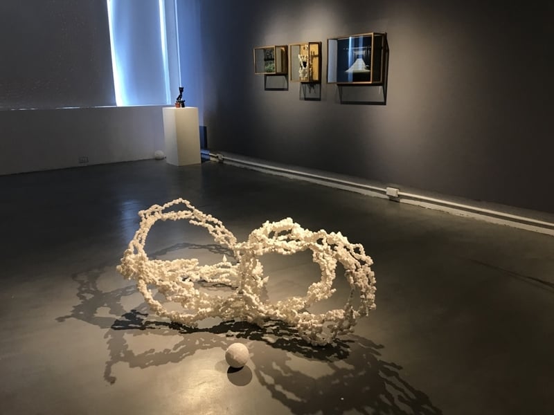 也趣藝廊的二樓展間是鄭勝的「普羅米修斯的花園」（The Garden of Prometheus）展間。攝影：陳意華