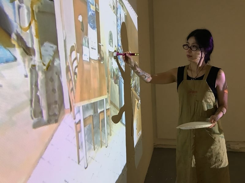 也趣藝廊的三樓展間，鄭高友娜以Real Live Painting 形式以畫筆記錄每一天創作。攝影：陳意華