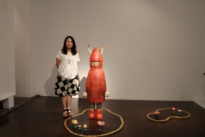 藝術家夏愛華與作品。圖片提供:月臨畫廊