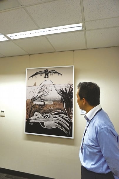 楊子葆次長的辦公室入口旁，內裡的戴明德《飛越萬里逢甘泉》作品。攝影｜林亞偉