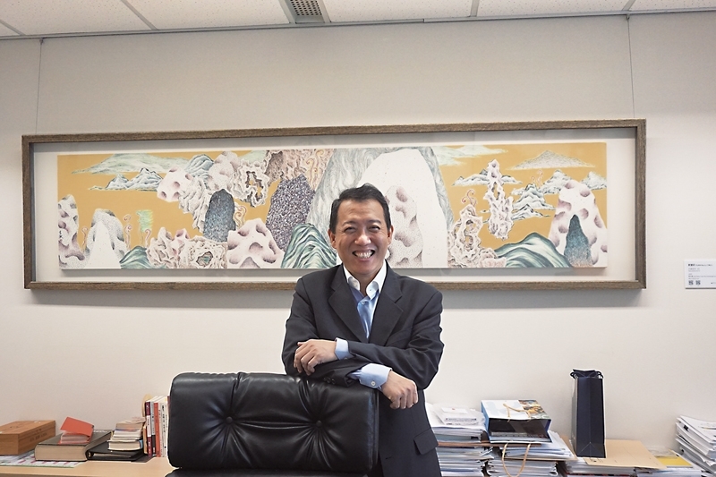 文化部政務次長楊子葆於新莊行政院政府聯合辦公大樓，文化部辦公室內，與袁慧莉作品《太虛系列-15》合影。攝影｜林亞偉
