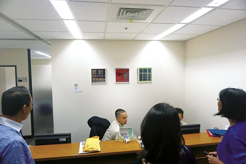 在文化部辦公室的接待處，牆面是吳芊頤的一組3件作品《橋南窗景詩》。攝影｜林亞偉
