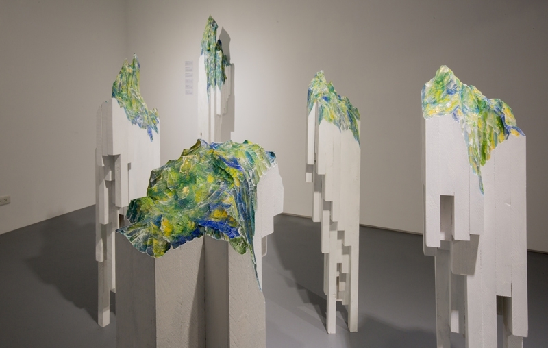 水谷篤司 某個世界的開端 190x300x400 cm 松木、岩彩、日本畫顏料、壓克力顏料 2016 圖片提供:愛上藝廊