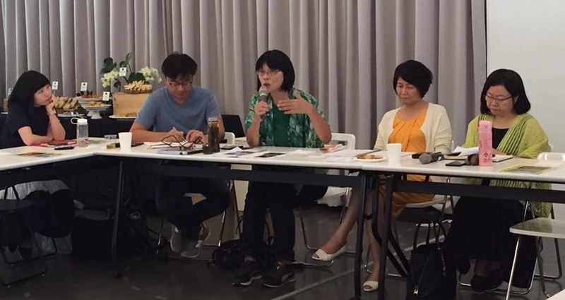典藏同仁和北師美術館館長林曼麗（右二）、畫廊協會理事長鍾經新（右一）。