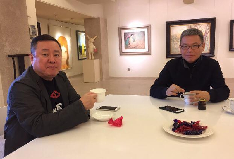 藏家施俊兆（左）和余德耀（右）相聚一室。