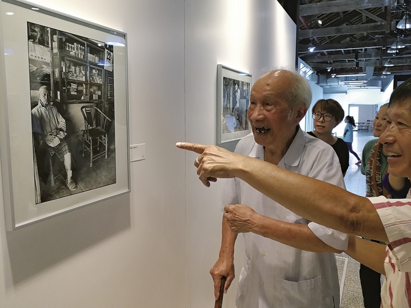 2017年7月14日新竹鐵道藝術村「北埔」展覽開幕，蕭漢苗先生的兒子蕭鸞飛、孫子蕭日政代表北埔鄉民前來祝賀，展出作品中的人物，幾乎有一半是他們的親戚。圖片提供：阮義忠、阮璽