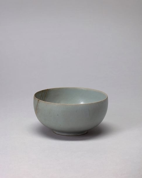 北宋汝窯〈青瓷盞〉，私人收藏。圖︱大阪市立東洋陶磁美術館