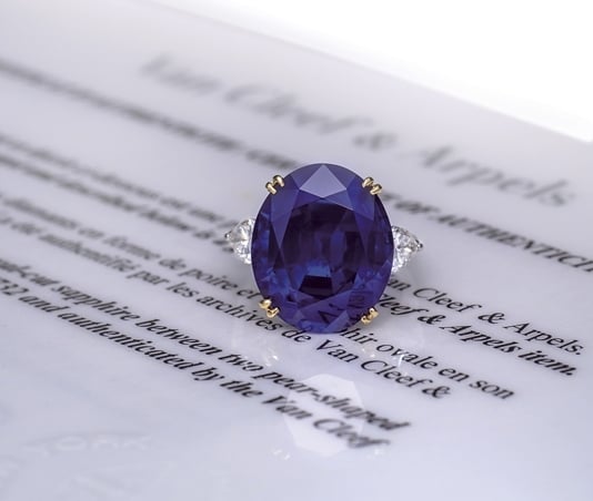 Van Cleef & Arpels訂製珠寶「Royal Blue」重達23克拉緬甸天然皇家藍級別藍寶石附SSEF及Gubelin國際權威實驗室鑑定證書。圖｜保利香港