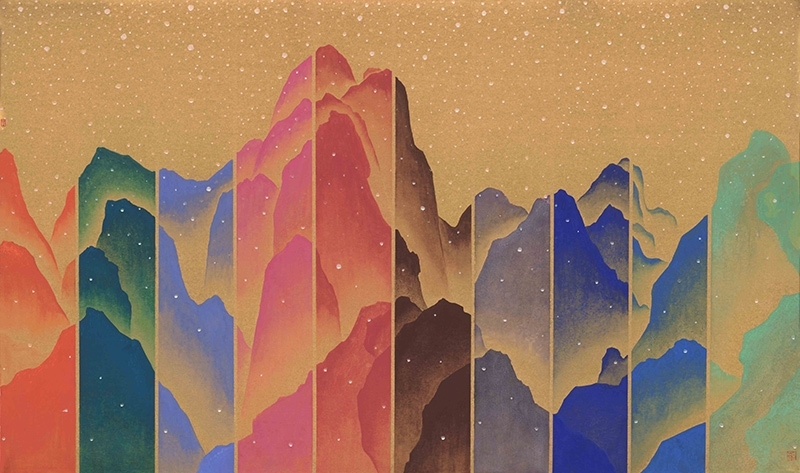 周名德《此山中 6》一作，綿延的異色山峰襯以金箔為底，全然跳脫傳統山水追尋的淡然意境，饒富裝飾意味。水墨、紙本．98×169 cm．2017。圖片提供：台北索卡藝術