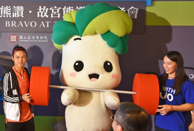 北院「故宮．熊讚」特展，為運動員加油