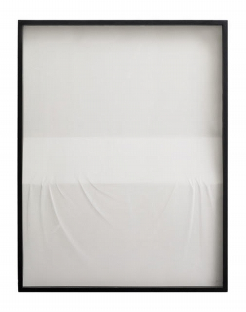 杭春暉《日常系列-白色桌面》．紙本設色、木刻浮雕．114.5×87.8 cm．2016。圖片提供：北京亞洲藝術中心