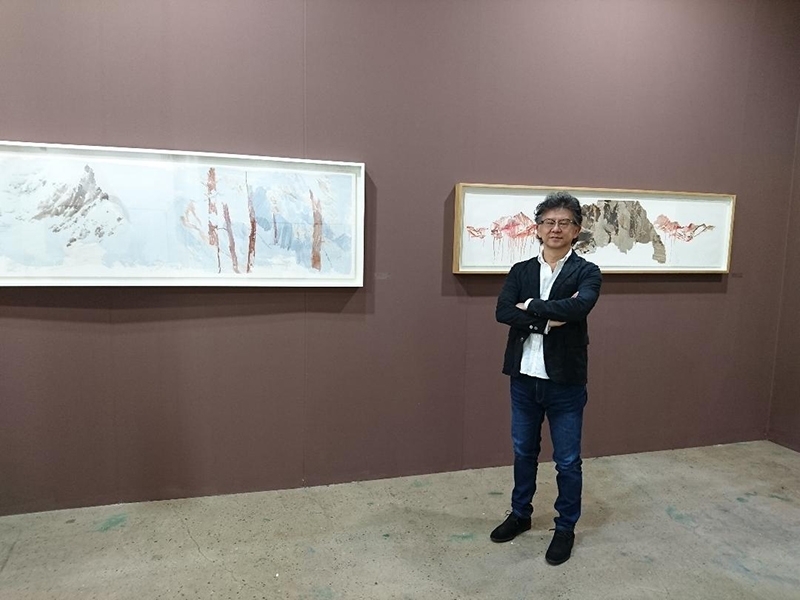 也趣藝廊負責人王瑞棋與郭志宏作品。圖片提供:也趣藝廊