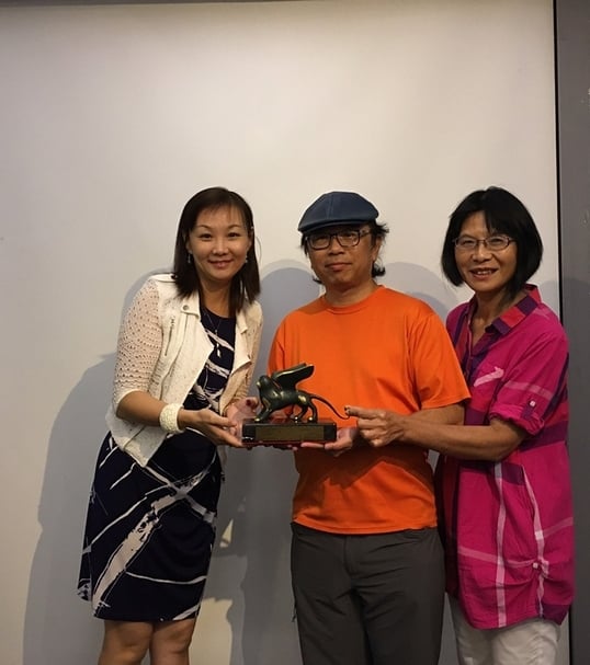 黃心健與曹筱玥夫婦(左),與典藏藝術家庭社長簡秀枝。攝影:林亞偉