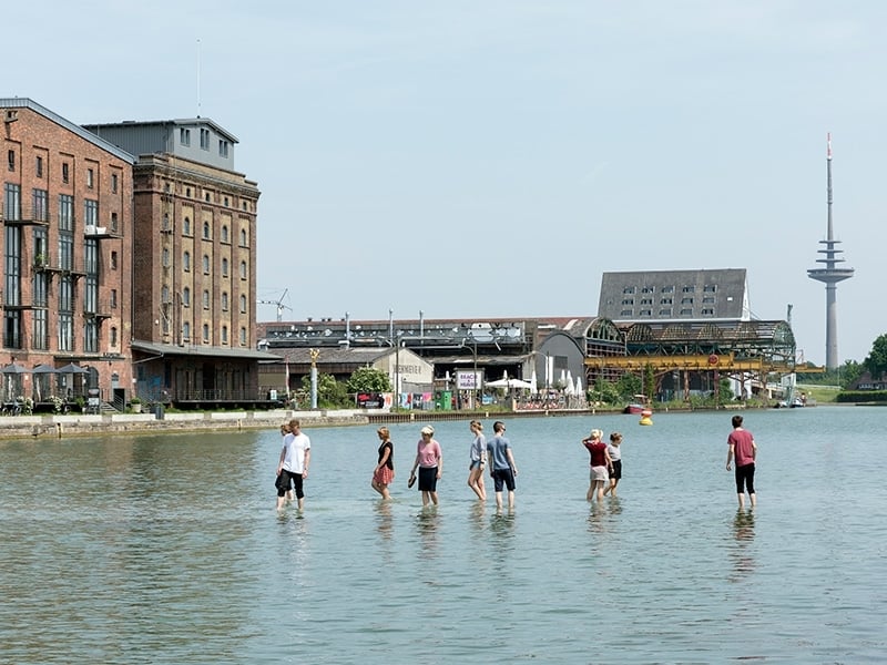 土耳其藝術家艾克曼（Ayşe Erkmen）的《水底橋樑》（On Water）。（攝影／Henning Rogge，提供／敏斯特雕塑計畫展）