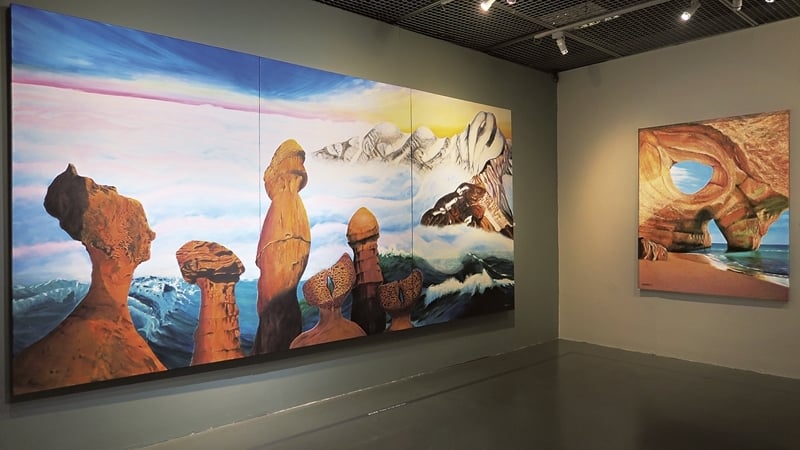 展場一景。左為《玉女晨曦》．綜合媒材．203×420 cm．2017；右為《別有洞天》．綜合媒材．162×130 cm．2017。攝影／楊椀茹