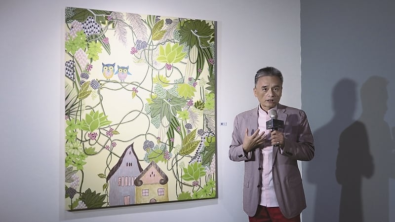 藝術家蕭耀進行作品導覽，向觀者解析其創作意涵，此作品為歸類於「人間繪本」系列的《滿園春色》。攝影／楊椀茹