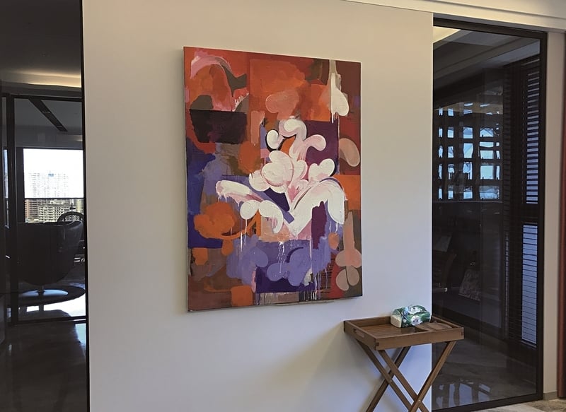 本身也從事創作的李錦明，此為他二十多年前的泛抽象作品《The portrait of Ren and Stimpy》。（陳意華攝影）