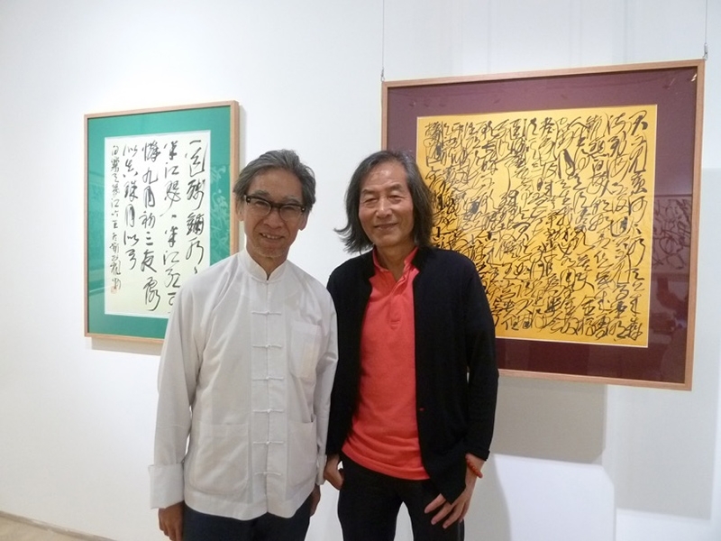 書法家王冬齡（右）與漢雅軒畫廊負責人張頌仁（左）。攝影：林琬娸