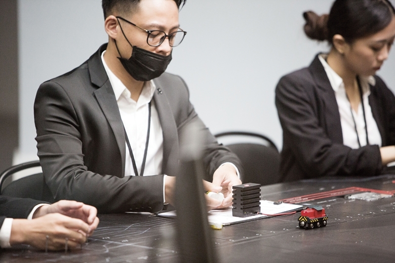 「社交場」參展作品之一，「再拒劇團+黃思農」於開幕演出的《年度考核協奏曲》。圖｜台北市立美術館