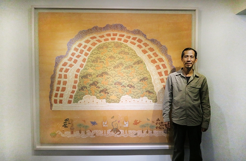 藝術家潘信華與作品《蘇花公路》‧紙本水墨設色‧177×206cm‧2016。攝影:楊椀茹