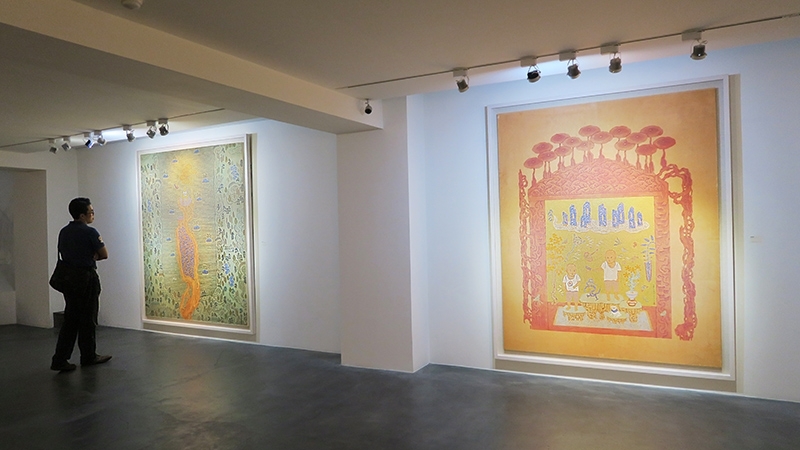 「桃源異景─潘信華個展」展場一景,左:《登高遠眺圖》、右:《傀儡嬰戲圖》。攝影:楊椀茹