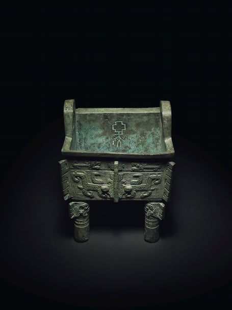 佳士得：編號907公元前13～11世紀商晚期安陽〈亞矣方鼎〉，成交價337萬2500美元，拔得此季頭籌。圖片提供：佳士得