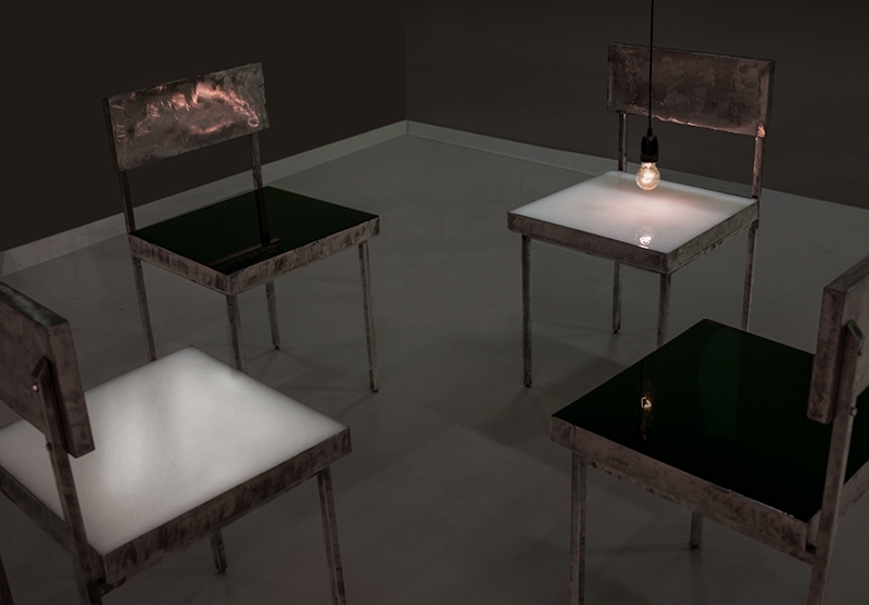 王功新《不可坐的》．Metal chairs, flashing light and motor．48×49×83 cm．1995。© the artist and White Cube