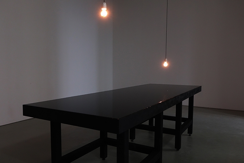 王功新《對話》．Metal container, wooden table legs and motor．300×100×89 cm．1995。© the artist and White Cube