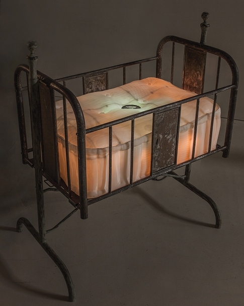 王功新《Humidifier》．Metal bed, plastic box, stone, motor and LED lights．100×60×117 cm．2017。© the artist and White Cube