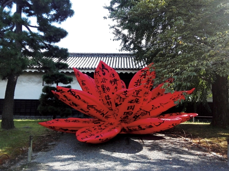崔正化（Choi Jeong Hwa）2016年的作品《會呼吸的花》（Breathing Flower）808字版本。（攝影／楊天帥）