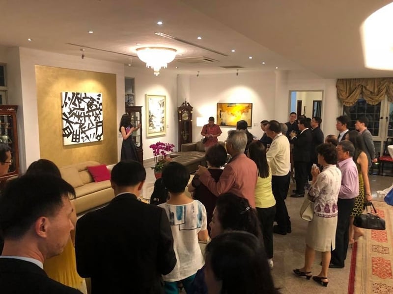 侯俊明作品《受人點滴，湧泉以報》（左）就懸掛於官邸的客廳。