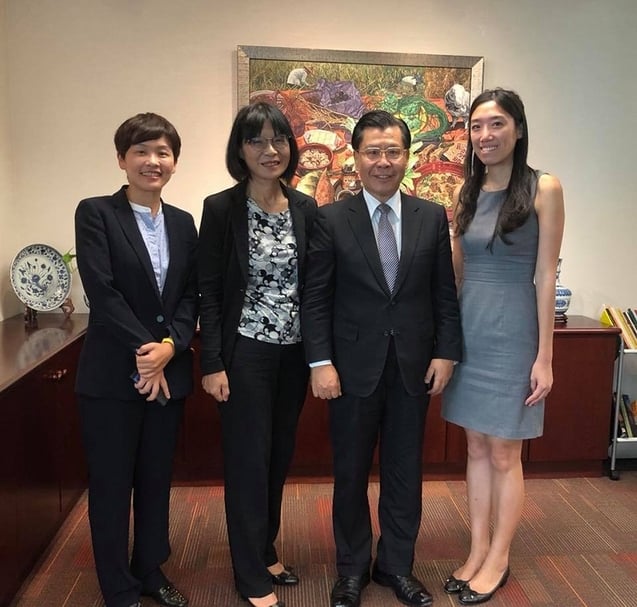 梁國新代表（右二）與典藏藝術家庭社長簡秀枝（左二）。