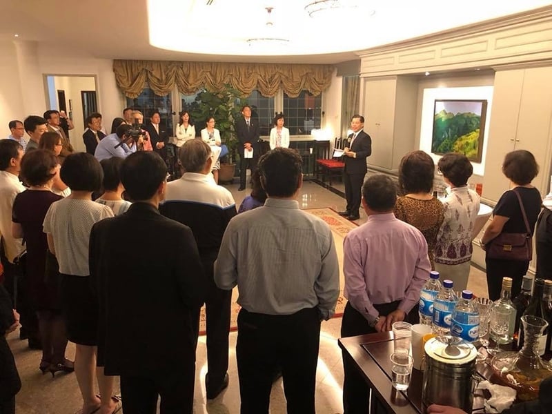 嘉賓聆聽梁國新分享台灣當代藝術品。