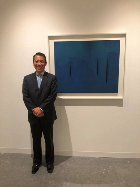 文化部次長楊子葆與「空間主義」藝術家封塔那作品。攝影:簡秀枝