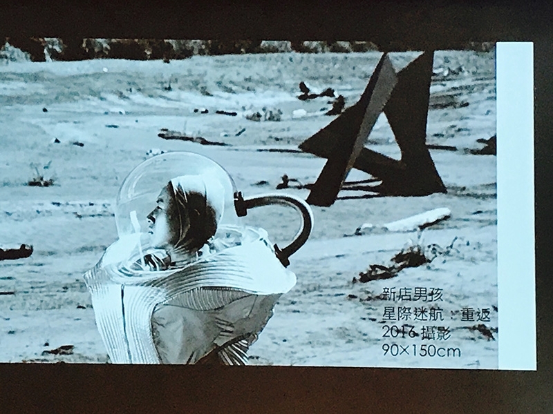 尊彩藝術中心「解／嚴」展覽推出21位藝術家作品，此為新生代藝術家新店男孩之作。攝影：陳意華