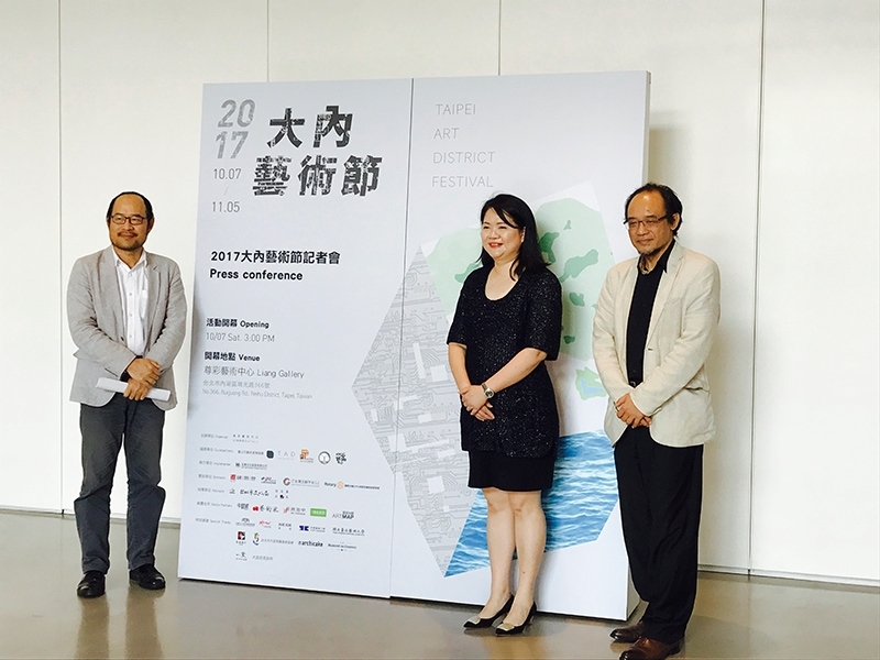 台北市文化局局長鍾永豐、台北市藝術產業協會理事長暨尊彩藝術中心總經理陳菁螢、藝術特區主題展策展人林志明（左至右）。攝影：陳意華