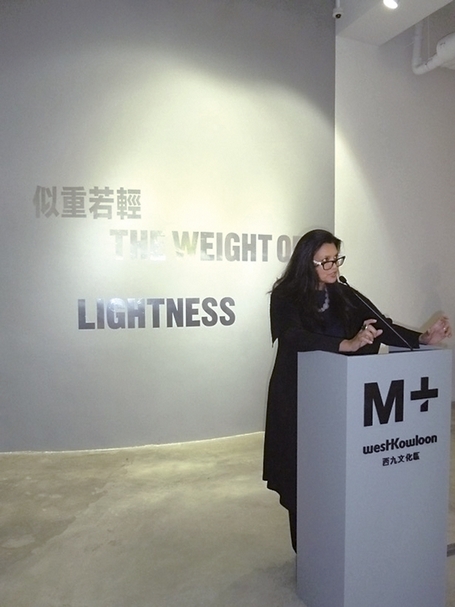 M+推出首當水墨藝術展「似重若輕」，圖為展覽開幕式上M+博物館行政總監華安雅致詞。攝影｜林琬娸