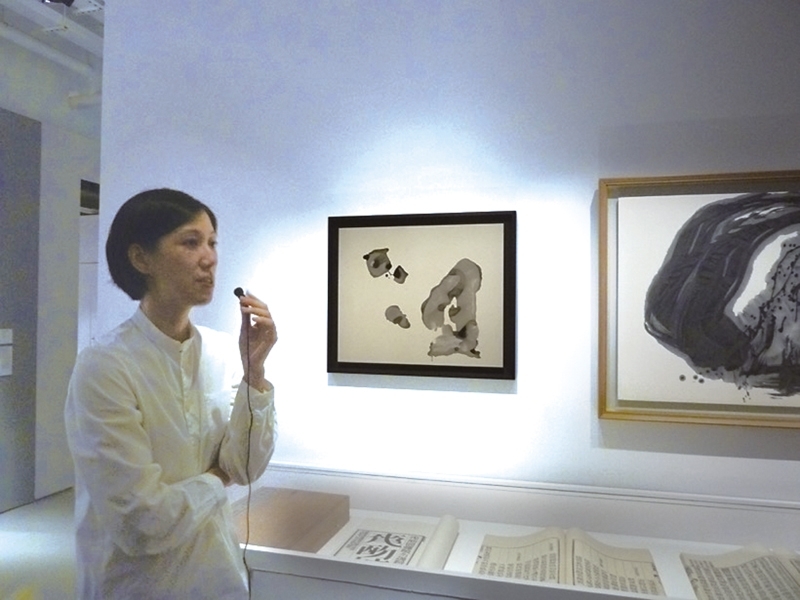 展覽策展人馬唯中解說本次展覽作品。攝影｜林琬娸