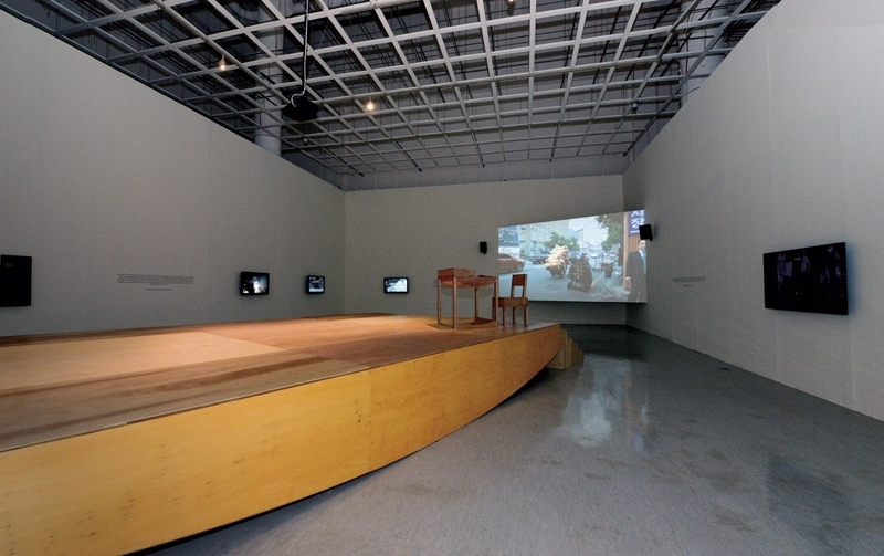 咸良娥(Yang Ah Ham)2013年的錄像裝置作品《荒誕工廠》。圖│國立台灣美術館