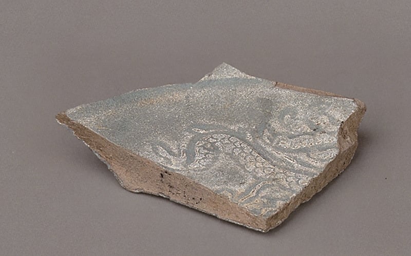 圖1 〈汝窯天青釉刻劃水波龍紋缽〉（殘件），2000年河南寶豐清涼寺窯址出土。圖∣國立故宮博物院Open data平台、本刊資料室