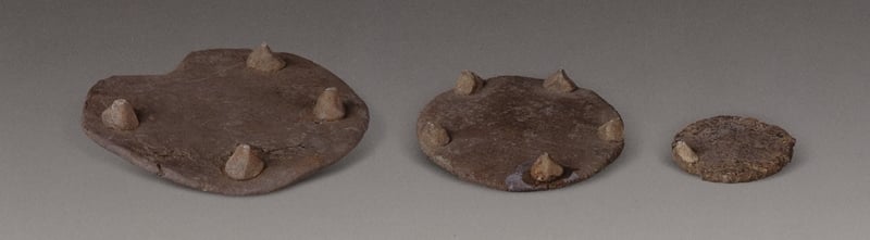 圖4 〈汝窯帶支釘墊片〉，2000年河南寶豐清涼寺窯址出土。圖∣國立故宮博物院Open data平台、本刊資料室