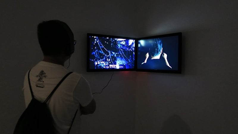 展場一景，觀者正在欣賞《三戰》。錄像裝置．13’12” ．2015。攝影：楊椀茹