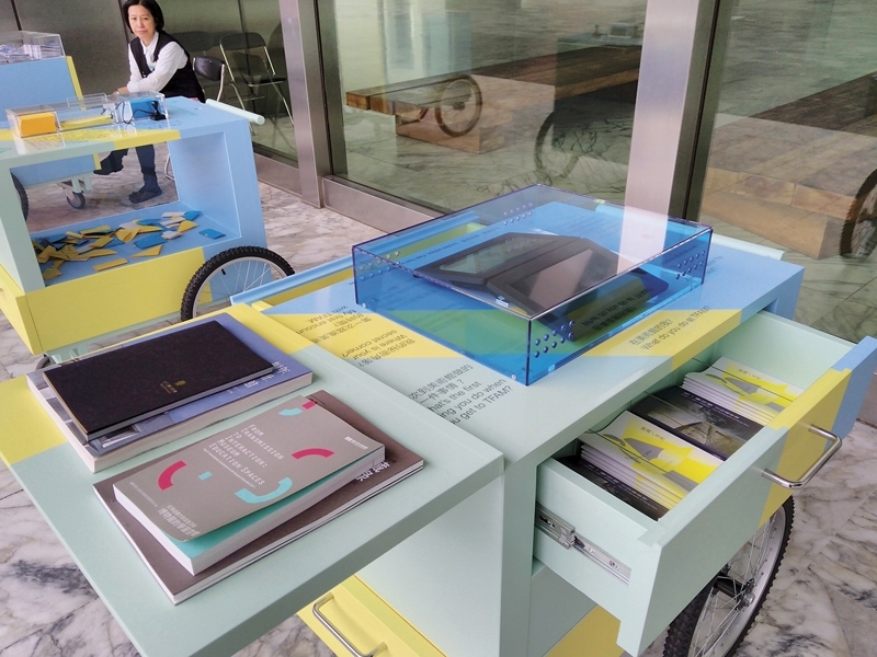 以小販攤車造型的「時光膠囊2.0」,讓臨時不知北美館休館的民眾也有得交流與互動的彈性機制。圖│吳牧青