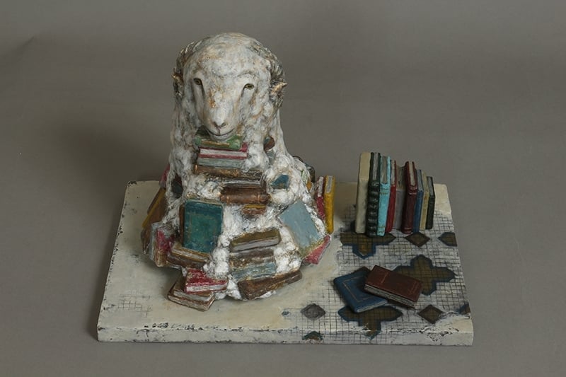 淺野淳子 羊圖書館 石粉黏土、壓克力彩 23x33x22cm 2017 圖片提供：愛上藝廊